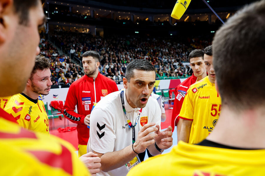 Воопшто не му беше лесно, ниту нему ниту на момците што во меѓувреме го облекоа и веќе неколку години го носат репрезентативниот дрес.