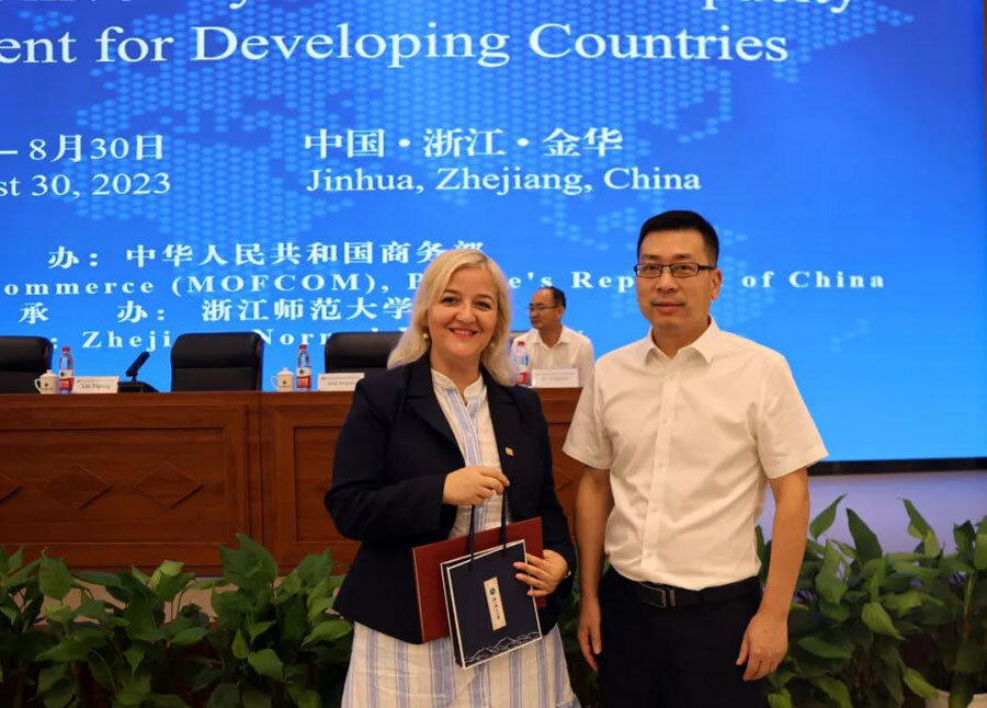 Со секретарот на Партискиот комитет за образование, Јианг Хонгуоу.