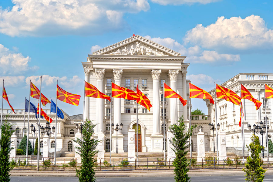 Владата ветува стабилен јавен долг и економски раст од 3,8% во 2026. | Извор: Shutterstock, The Click n’ Clips