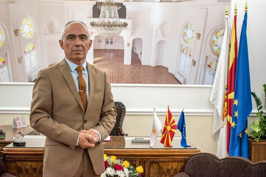 Тони Коњановски во својата канцеларија