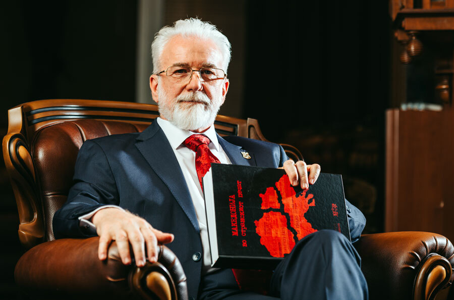 Миленковски: „Со гордост можам да кажам дека Универзитетот Скопје во континуитет, па и во 2023 година им го даде на студентите сето потребно знаење и ги насочи кон вистинските приоритети, со што придонесува кон создавањето подобра иднина во татковината“.