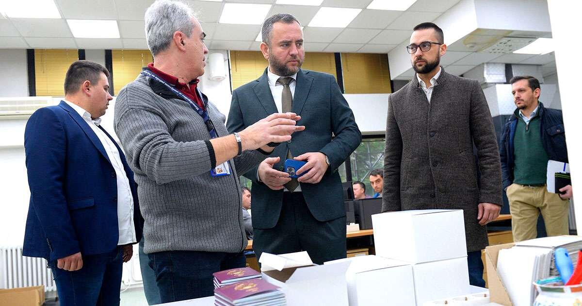 Граѓаните жртва на лагите на Спасовски и Заев – ќе има ли одговорност за хаосот што го направија со промената на личните документи 