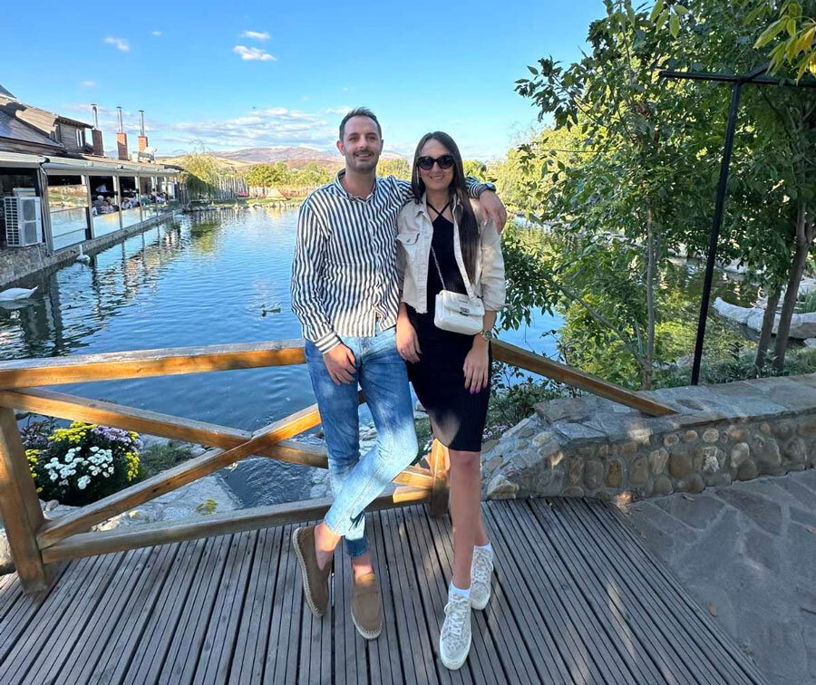 Иван Андонов со девојката.