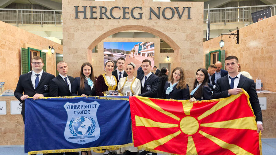 На штандот на Херцег Нови.