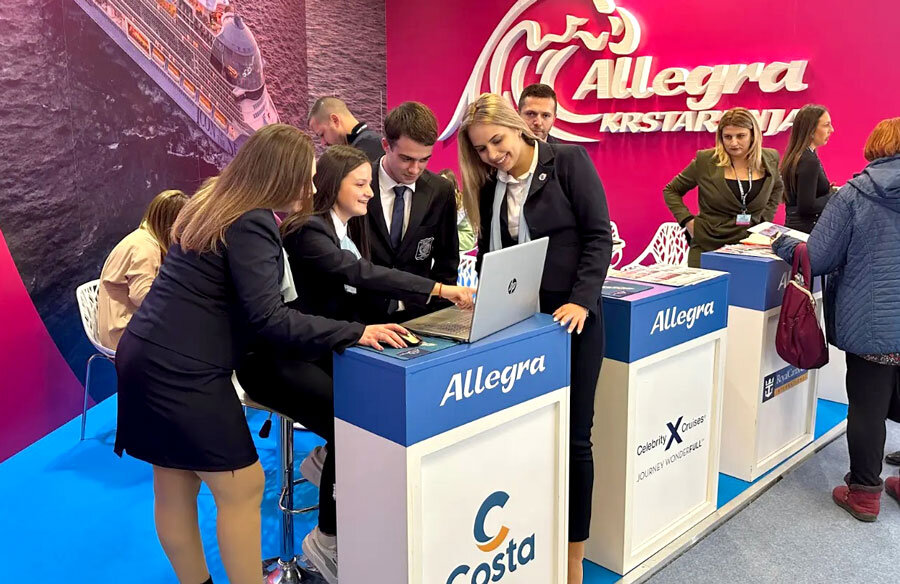 Студентите воодушевени на штандот на агенцијата за крстарење „Алегра“.