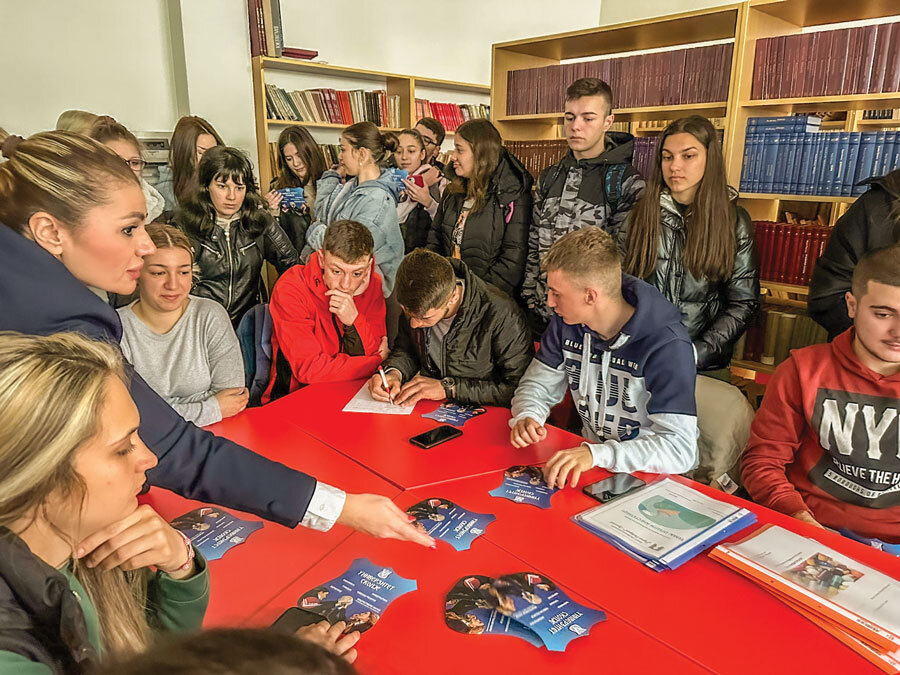 Доц. д-р Викторија Трајков во интеракција со матурантите од Средното медицинско училиште „Ѓорче Петров“ од Прилеп