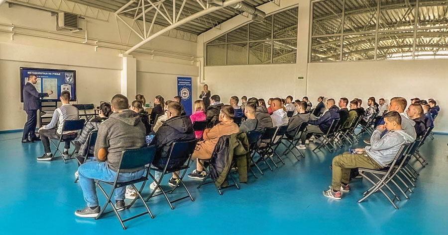 М-р Љупчо Миленковски и доц. д-р Ангела Миленковска-Климоска ја објаснуваат методологијата на Универзитетот Скопје во АСУЦ „Боро Петрушевски“ од Скопје.