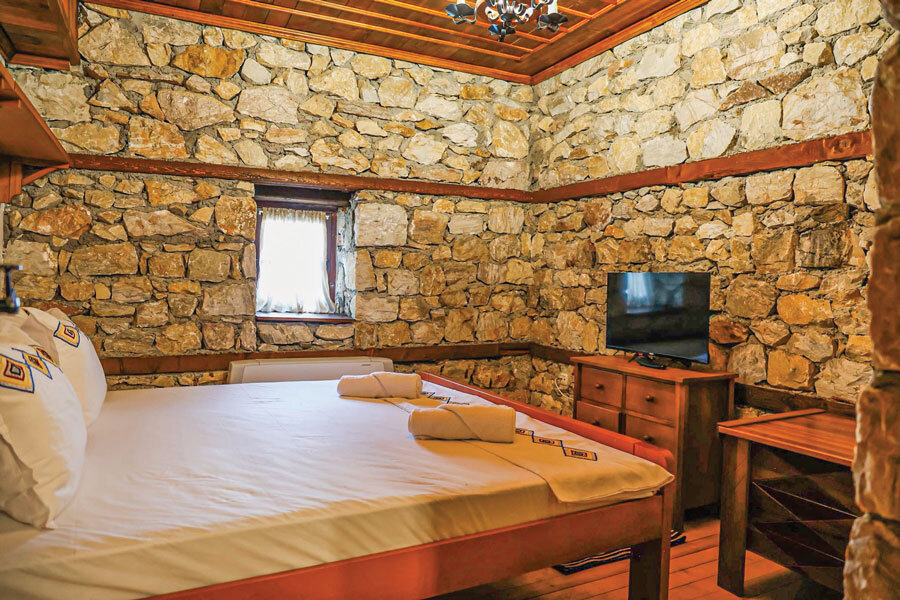 „Македонско село“ не е само туристичка атракција или музеј. Комплексот нуди сместување во автентични куќи, со можност за преноќување.