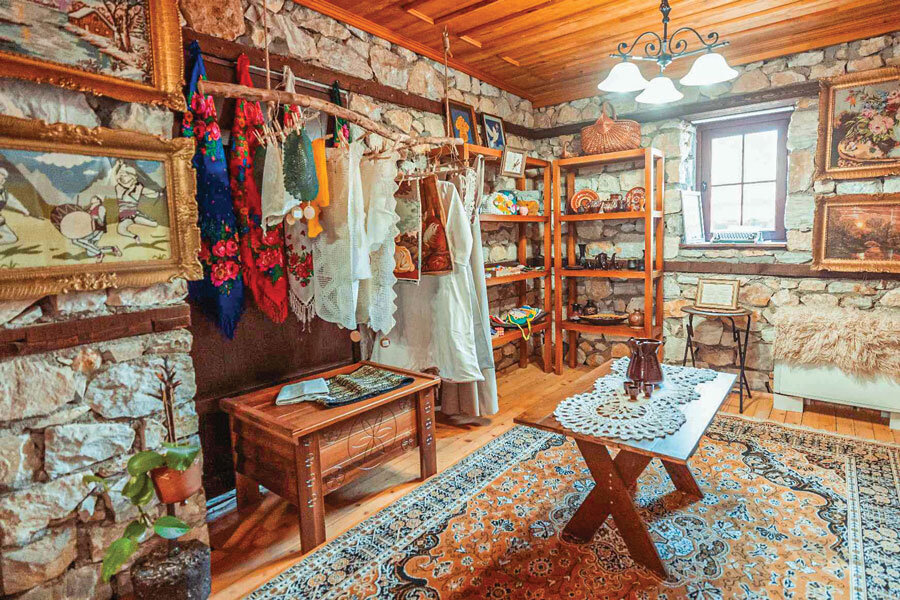 Ткаените појаси, везените детали, резбата, срмата, современиот накит и грнчаријата не се само сувенири – тие се дел од македонската историја, култура и идентитет.