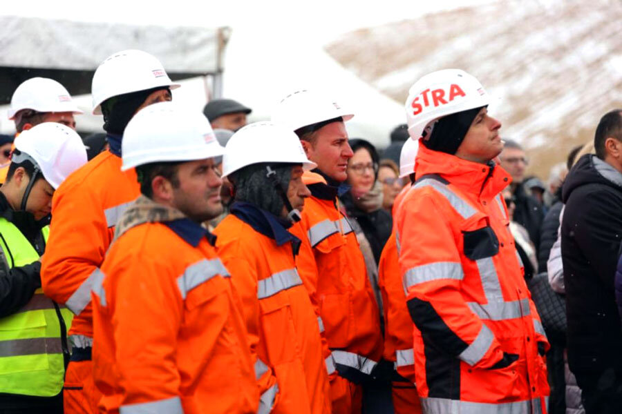 Работниците работат и во зимски услови.