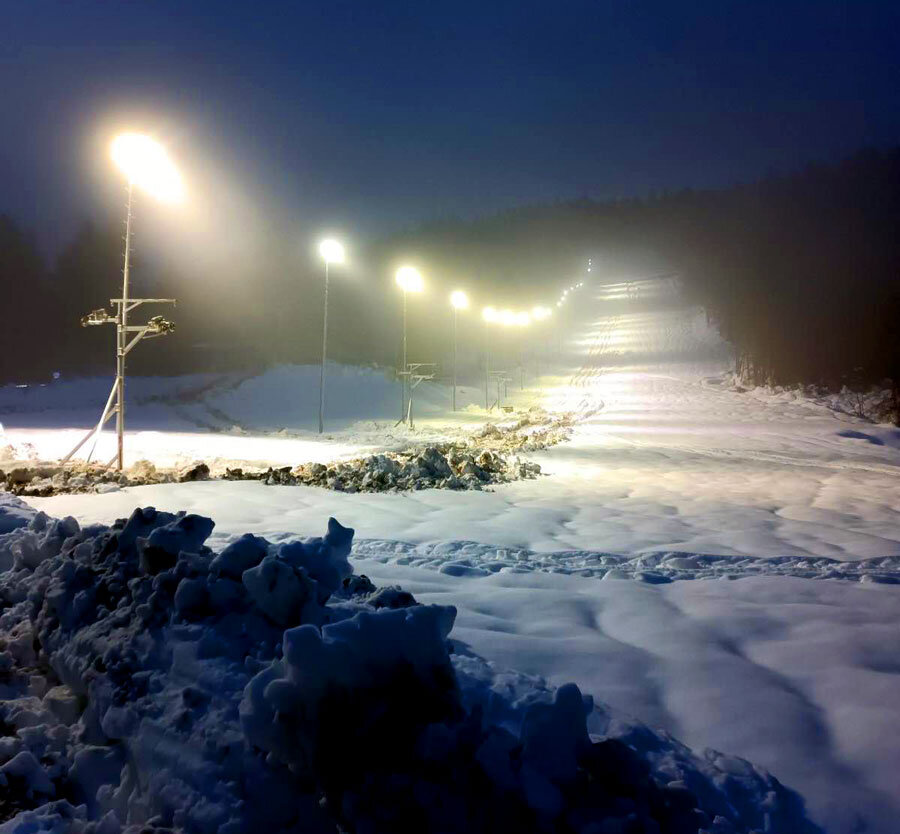 Скијачкиот центар Михајлово опремен за денско и ноќно скијање.