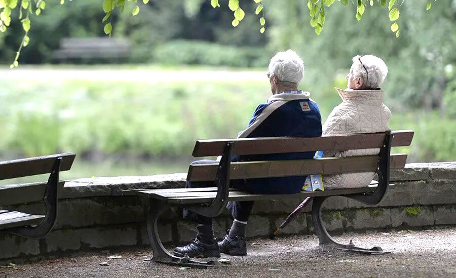 Пензионерите ќе добијат повисоки пензии за 2 000 денари.