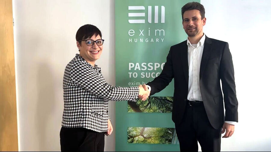 Министерката Димитриеска-Кочоска на потпишувањето на договорот.