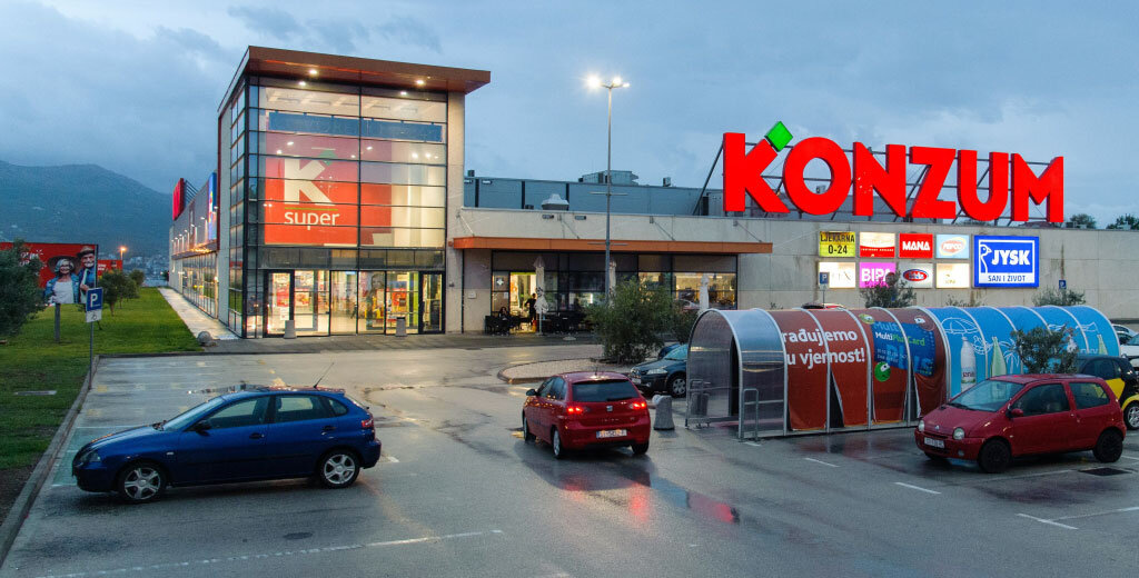 Празен паркинг пред маркет во Хрватска. | Извор: Том Дубравец