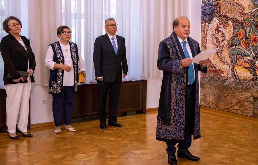 Казахстан е туристичка земја. Во 2024 година, околу 1,5 милиони странски туристи го посетија Казахстан.